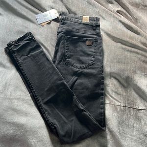 NWT skinny size 28 jeans.